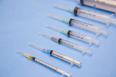 Plastic Medical Luer/Slip Lock Veterinary Injection Syringe with Needle